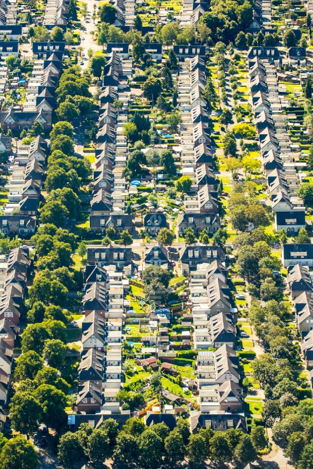 Aerial photograph Moers - Residential area of the multi-family house settlement Kolonie Meerbeck in Moers in the state North Rhine-Westphalia