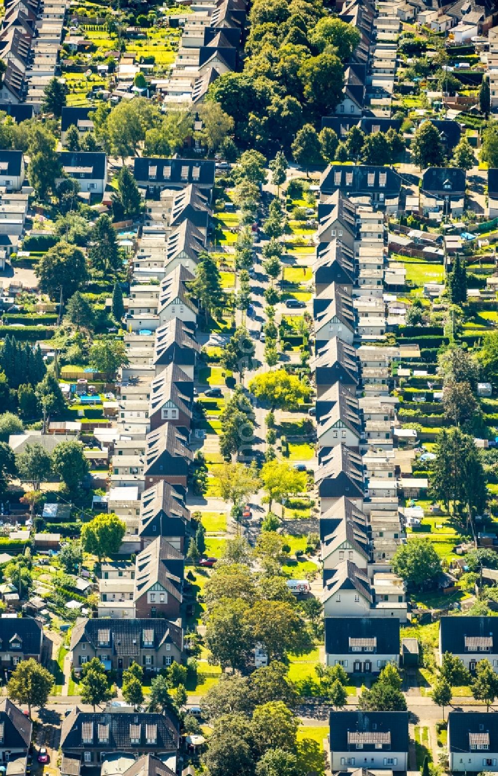 Moers from above - Residential area of the multi-family house settlement Kolonie Meerbeck in Moers in the state North Rhine-Westphalia