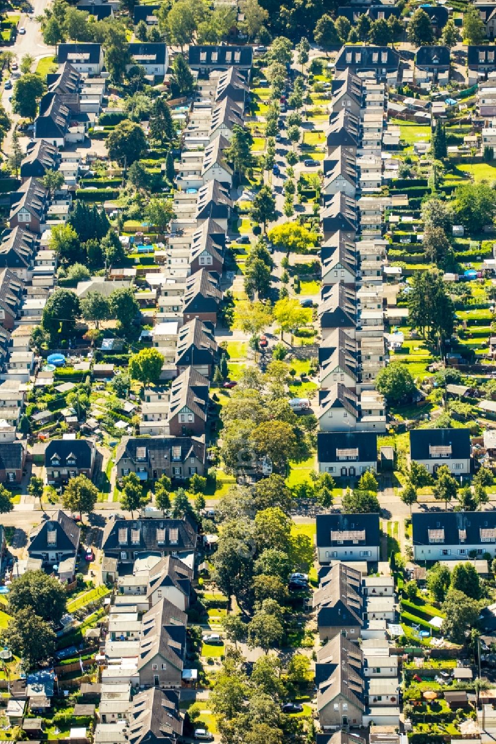 Moers from above - Residential area of the multi-family house settlement Kolonie Meerbeck in Moers in the state North Rhine-Westphalia