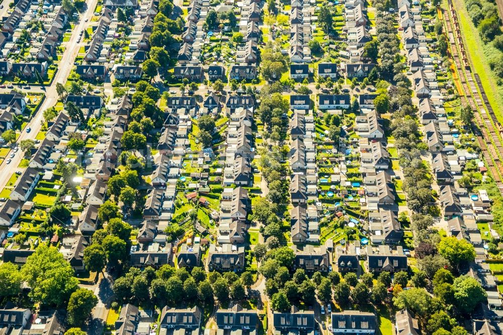 Moers from the bird's eye view: Residential area of the multi-family house settlement Kolonie Meerbeck in Moers in the state North Rhine-Westphalia