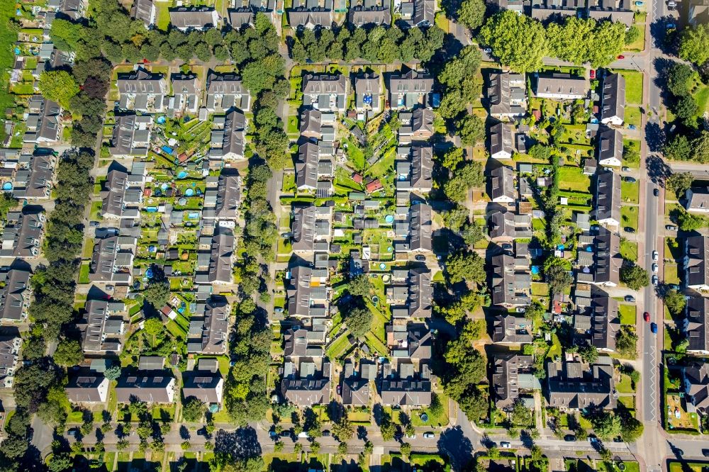 Aerial image Moers - Residential area of the multi-family house settlement Kolonie Meerbeck in Moers in the state North Rhine-Westphalia