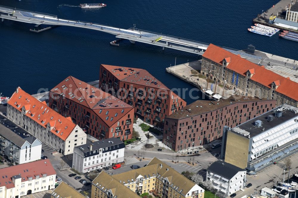 Aerial photograph Kopenhagen - Roof and wall structures in residential area of a multi-family house settlement Kroyers Plads in Copenhagen in Denmark