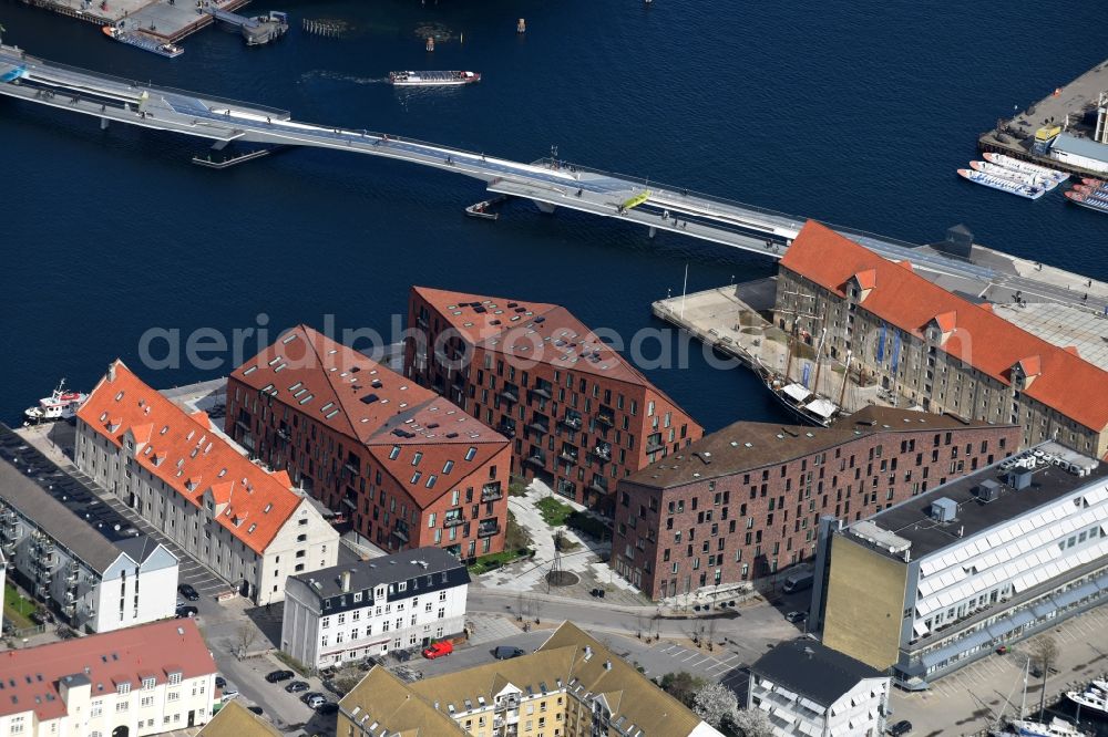 Kopenhagen from the bird's eye view: Roof and wall structures in residential area of a multi-family house settlement Kroyers Plads in Copenhagen in Denmark