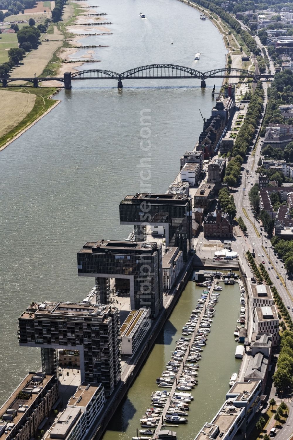 Aerial photograph Köln - Residential area of a multi-family house settlement Kranhaeuser on the bank and river of the Rhine river in the district Innenstadt in Cologne in the state North Rhine-Westphalia, Germany