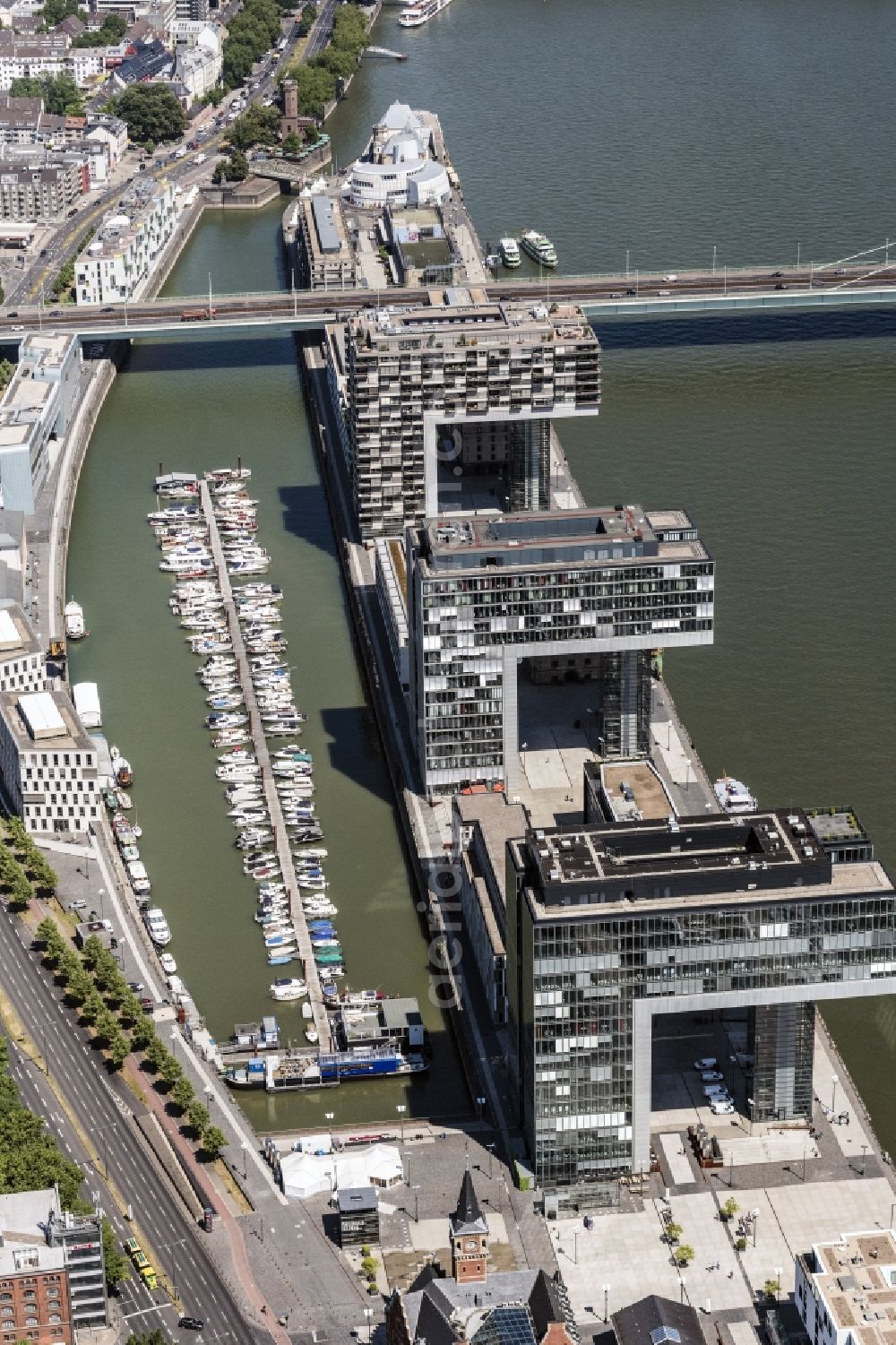 Köln from above - Residential area of a multi-family house settlement Kranhaeuser on the bank and river of the Rhine river in the district Innenstadt in Cologne in the state North Rhine-Westphalia, Germany