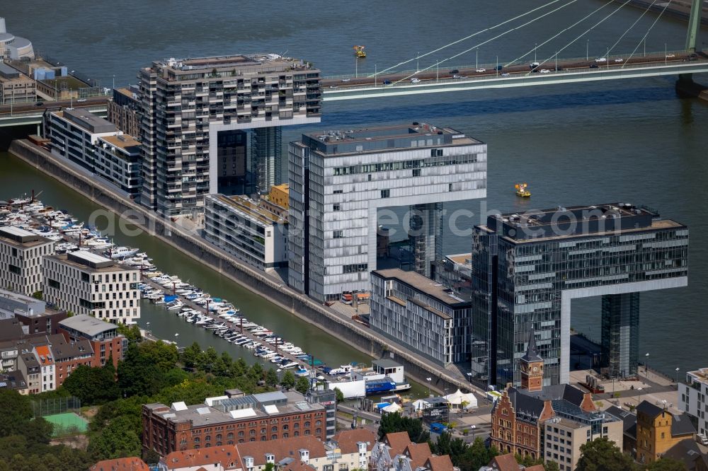 Köln from the bird's eye view: Residential area of a multi-family house settlement Kranhaeuser on the bank and river of the Rhine river in the district Innenstadt in Cologne in the state North Rhine-Westphalia, Germany