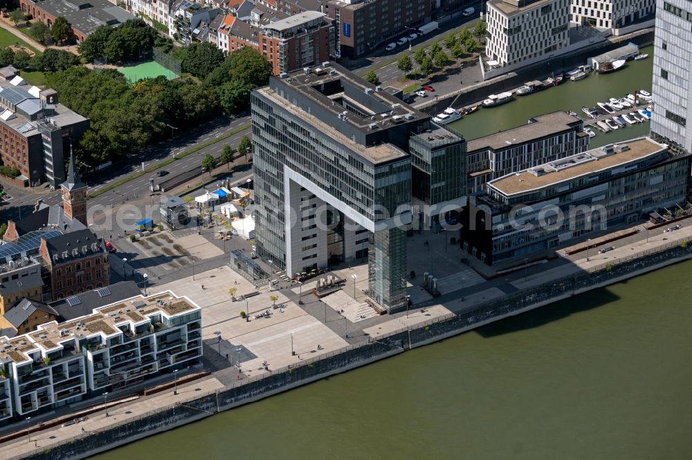 Aerial photograph Köln - Residential area of a multi-family house settlement Kranhaeuser on the bank and river of the Rhine river in the district Innenstadt in Cologne in the state North Rhine-Westphalia, Germany