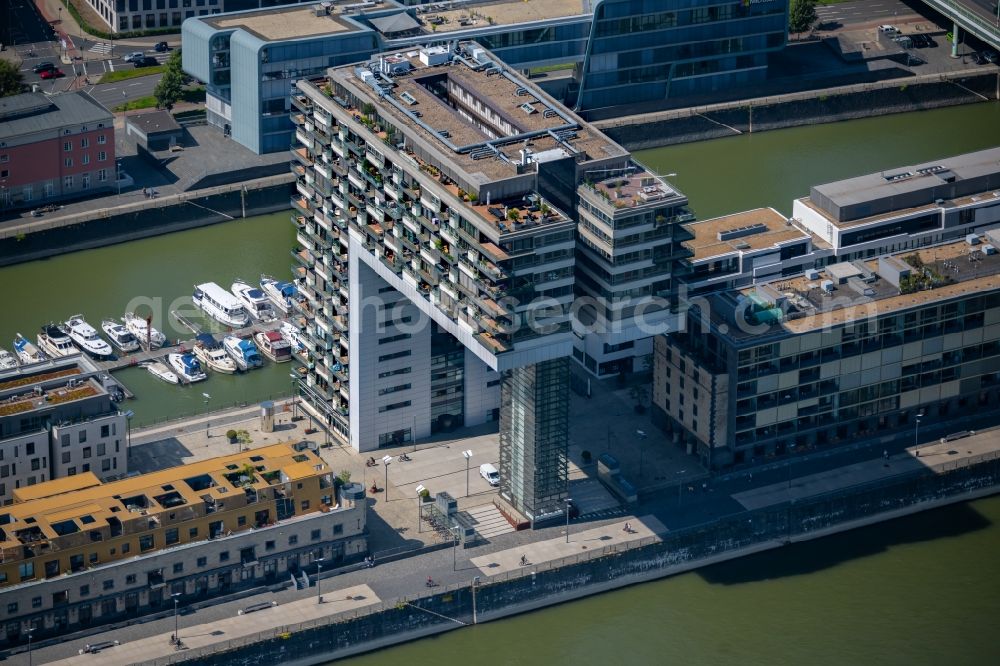 Köln from the bird's eye view: Residential area of a multi-family house settlement Kranhaeuser on the bank and river of the Rhine river in the district Innenstadt in Cologne in the state North Rhine-Westphalia, Germany