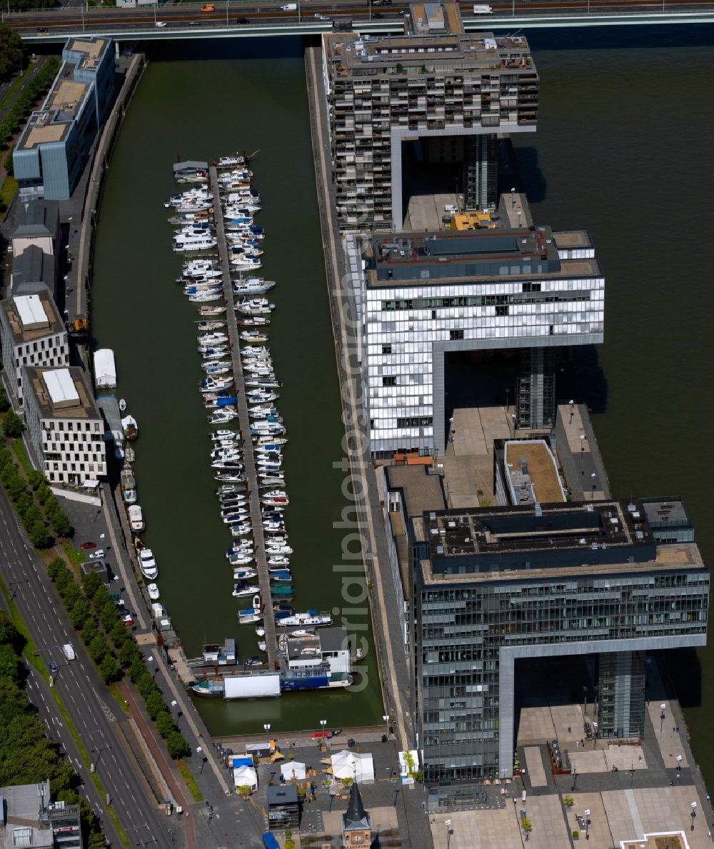 Aerial photograph Köln - Residential area of a multi-family house settlement Kranhaeuser on the bank and river of the Rhine river in the district Innenstadt in Cologne in the state North Rhine-Westphalia, Germany