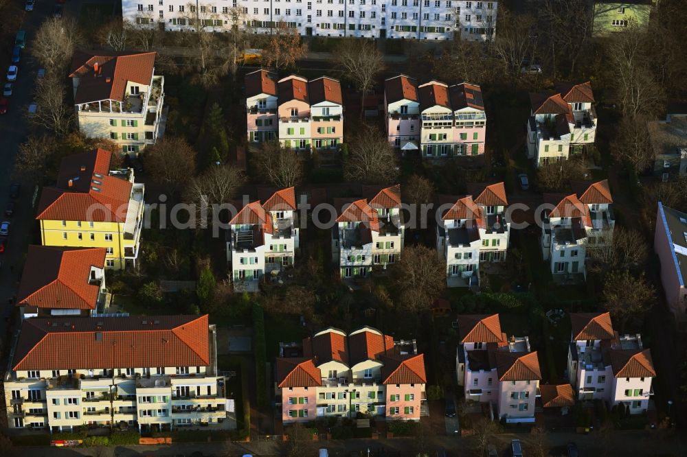 Berlin from the bird's eye view: Residential area of the multi-family house settlement Kuckhoffstrasse - Am Konsulat - Waldstrasse in the district Niederschoenhausen in Berlin, Germany