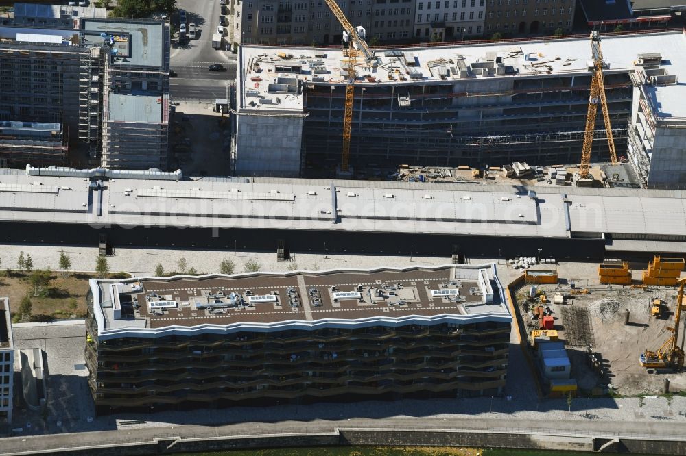 Berlin from the bird's eye view: Residential area of the multi-family house settlement KunstCampus Am Honburger Bahnhof in Berlin, Germany