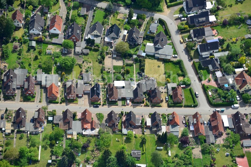 Lübeck from above - Roof and wall structures in residential area of a multi-family house settlement Kirchweg in Luebeck in the state Schleswig-Holstein