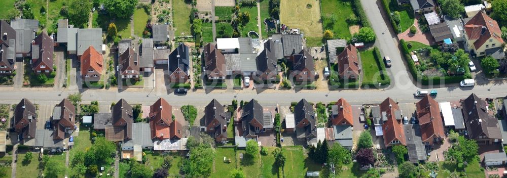 Lübeck from the bird's eye view: Roof and wall structures in residential area of a multi-family house settlement Kirchweg in Luebeck in the state Schleswig-Holstein