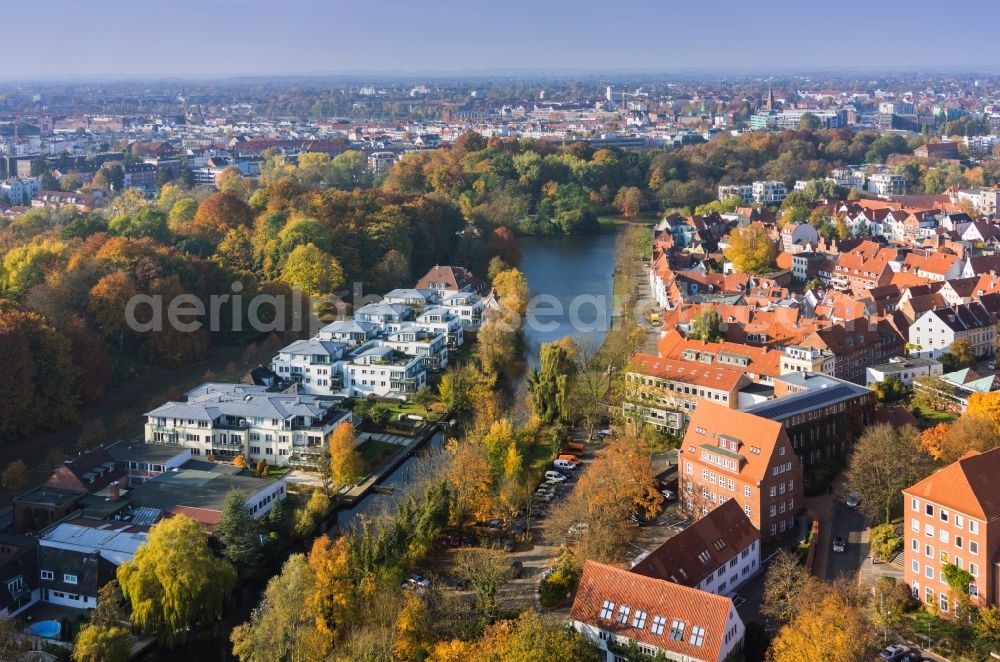 Aerial image Lübeck - Residential area of a multi-family house settlement Wallstrasse on Trave River in Luebeck in the state Schleswig-Holstein