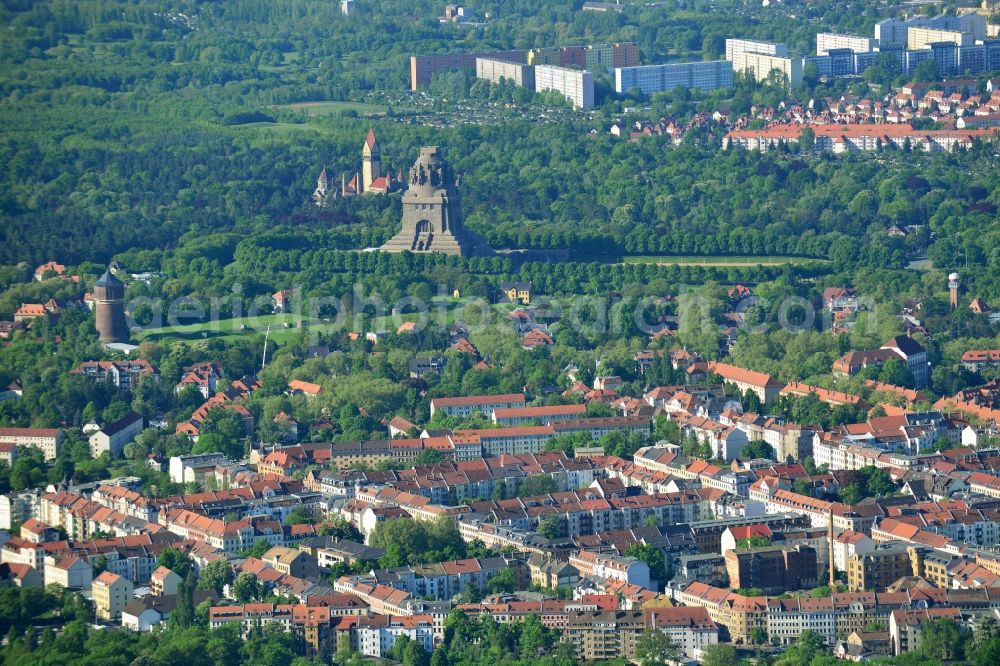 Leipzig from the bird's eye view: Roof and wall structures in residential area of apartment houses along the Voelkerschlachtdenkmal in Leipzig in Saxony