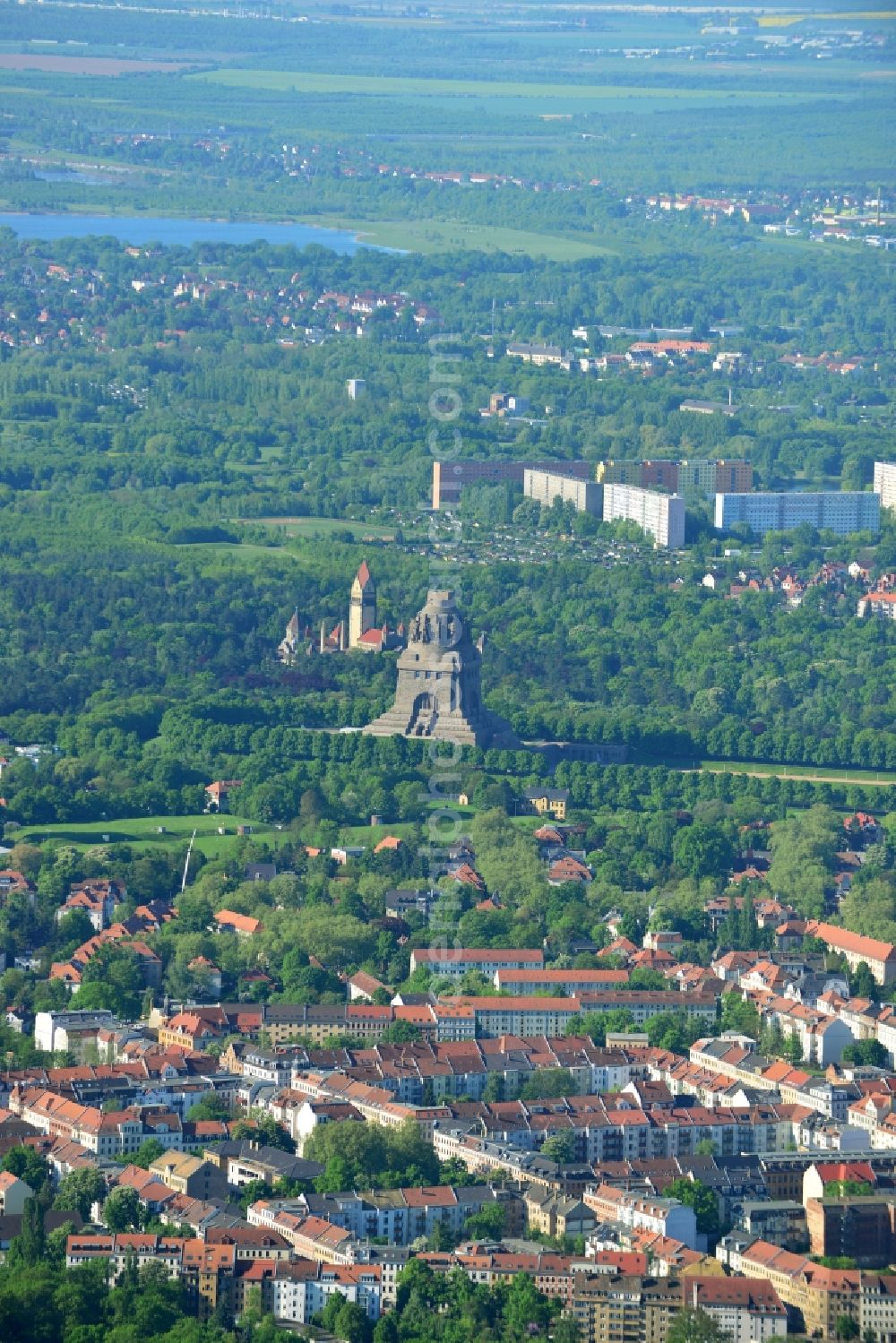 Aerial image Leipzig - Roof and wall structures in residential area of apartment houses along the Voelkerschlachtdenkmal in Leipzig in Saxony