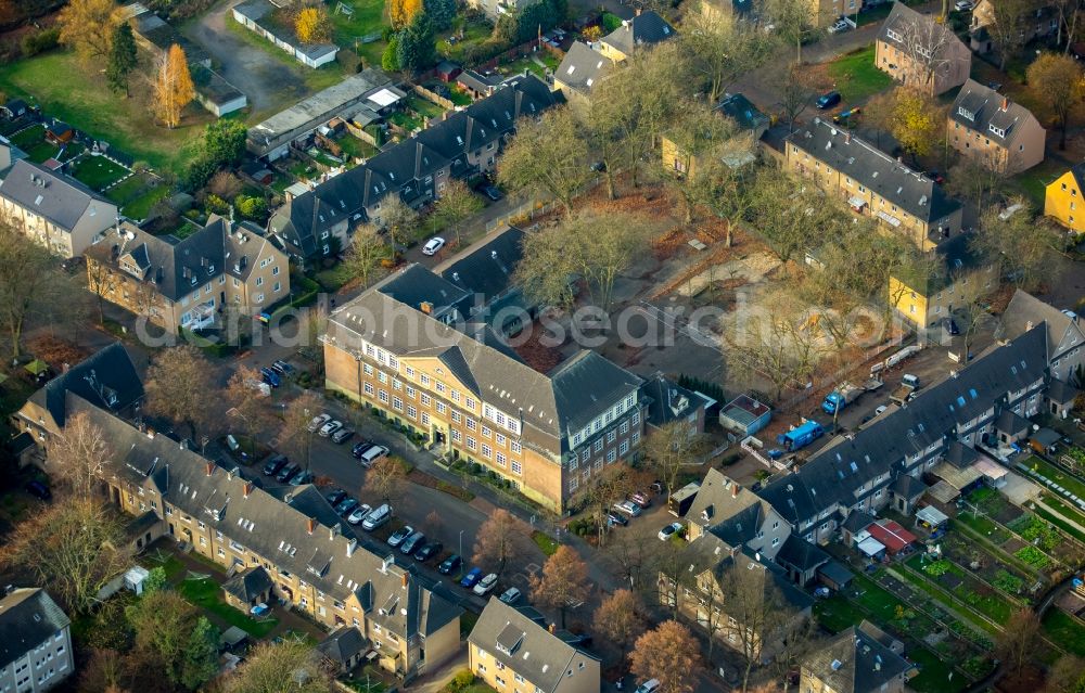 Aerial photograph Dinslaken - Residential area of the multi-family house settlement Lohbergstrasse - Bergmannstrasse in the district Eppinghoven in Dinslaken in the state North Rhine-Westphalia