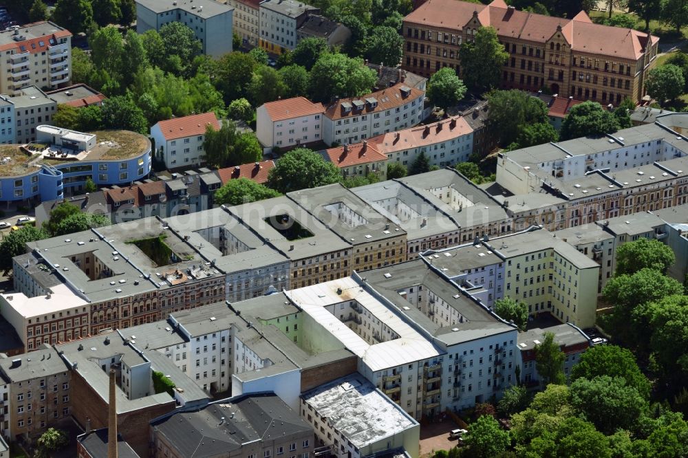 Magdeburg from the bird's eye view: Roof and wall structures in residential area of a multi-family house settlement Wolfenbuetteler Strasse in Magdeburg in the state Saxony-Anhalt