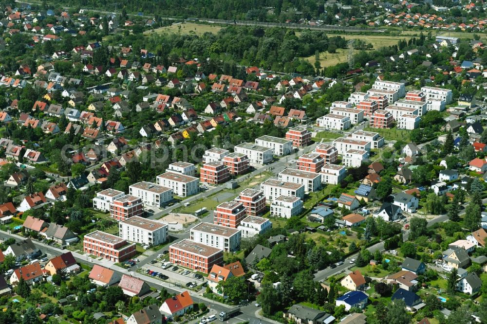 Berlin from the bird's eye view: Residential area of the multi-family house settlement Massholderweg - Rubusweg - Betulaweg in the district Altglienicke in Berlin, Germany