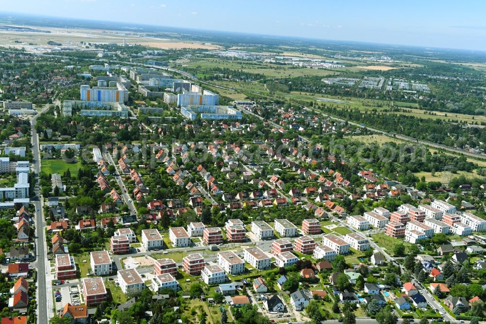 Aerial image Berlin - Residential area of the multi-family house settlement Massholderweg - Rubusweg - Betulaweg in the district Altglienicke in Berlin, Germany