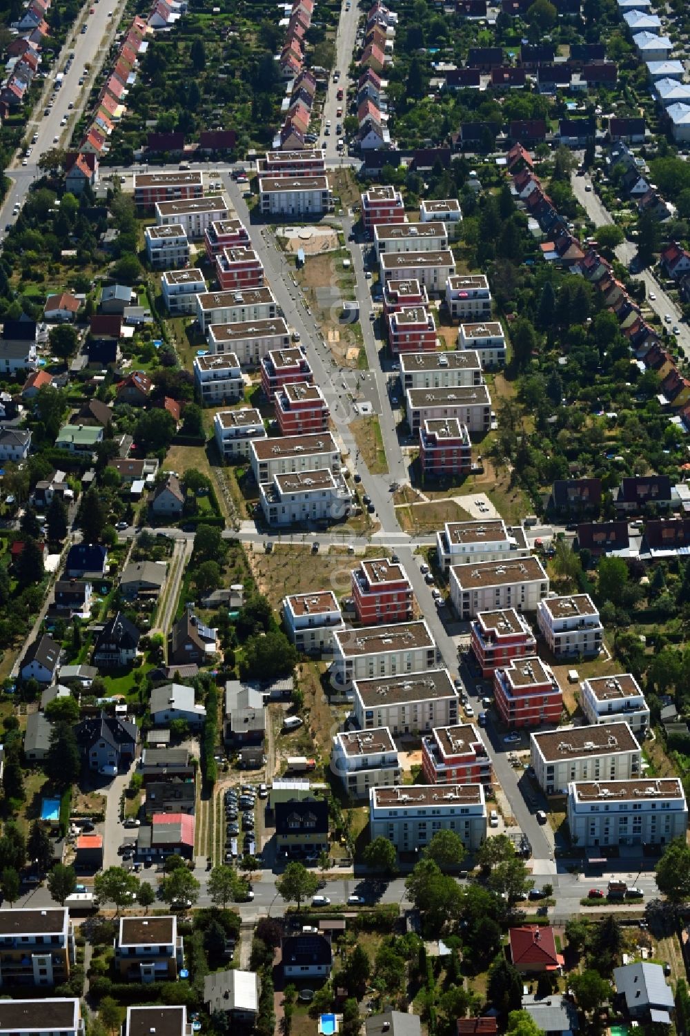 Aerial image Berlin - Residential area of the multi-family house settlement Massholderweg - Rubusweg - Betulaweg in the district Altglienicke in Berlin, Germany