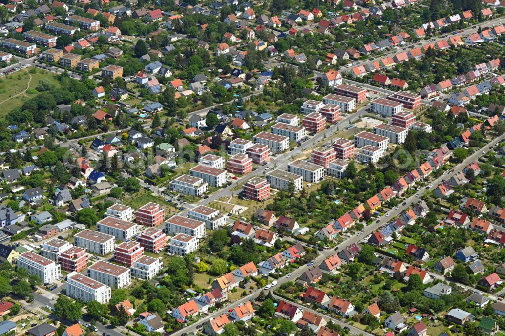 Aerial photograph Berlin - Residential area of the multi-family house settlement Massholderweg - Rubusweg - Betulaweg in the district Altglienicke in Berlin, Germany