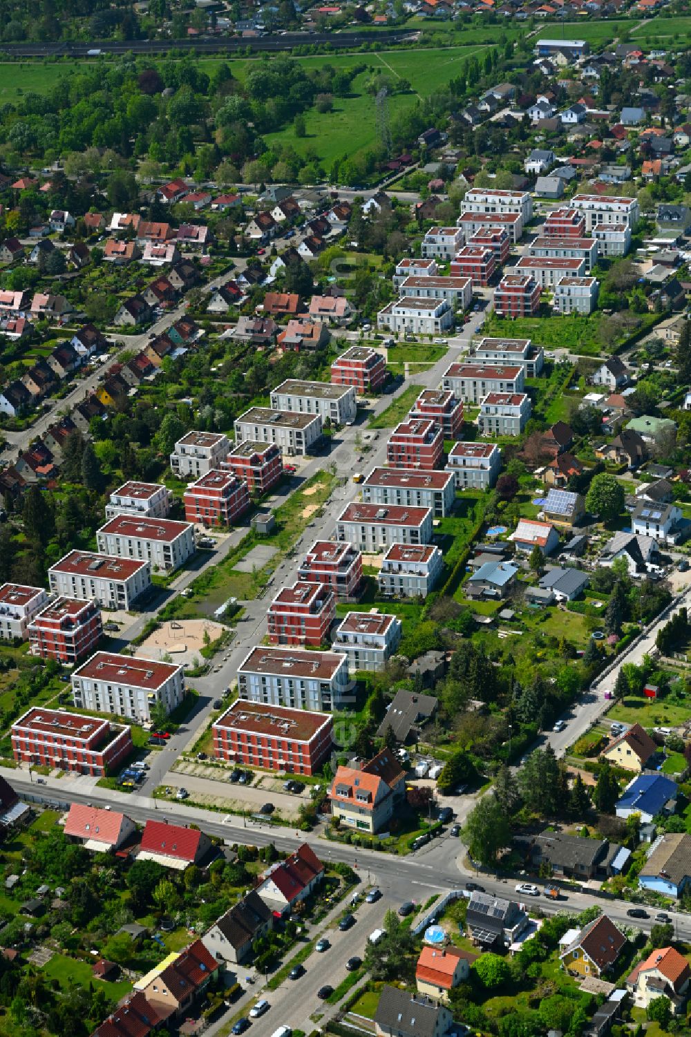 Aerial image Berlin - Residential area of the multi-family house settlement Massholderweg - Rubusweg - Betulaweg in the district Altglienicke in Berlin, Germany