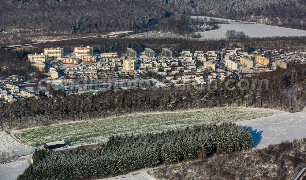 Aerial photograph Meschede - Winterly snowy residential area of a multi-family house settlement and the university of applied sciences Suedwestfalen beneath the motorway A 45 in Meschede in the state North Rhine-Westphalia