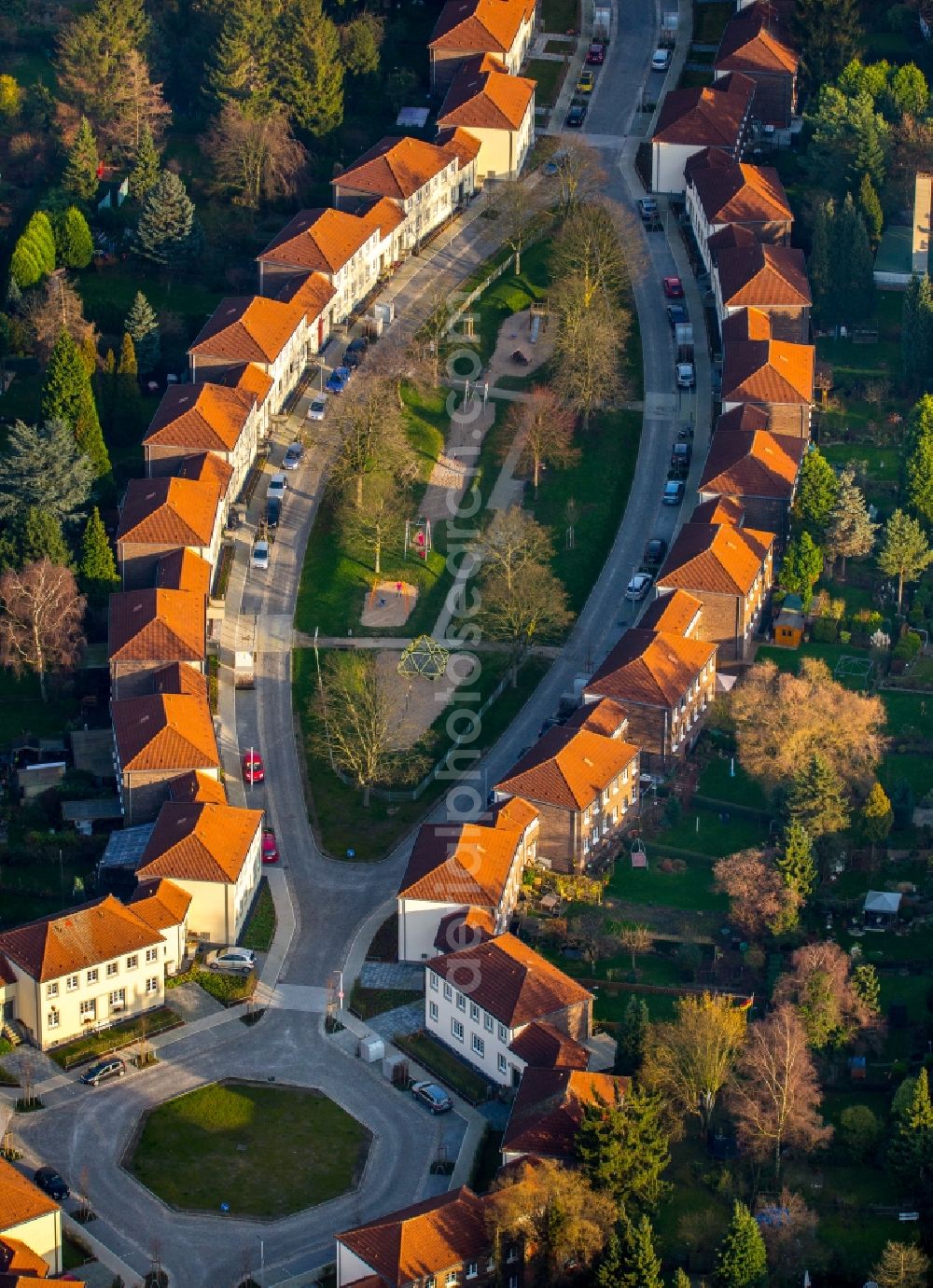 Mülheim an der Ruhr from above - Residential area of a multi-family house settlement Salierstrasse in Muelheim on the Ruhr in the state North Rhine-Westphalia