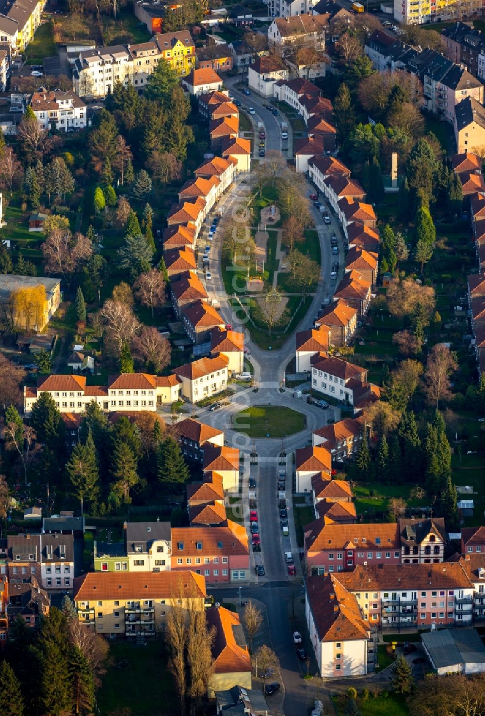 Mülheim an der Ruhr from the bird's eye view: Residential area of a multi-family house settlement Salierstrasse in Muelheim on the Ruhr in the state North Rhine-Westphalia