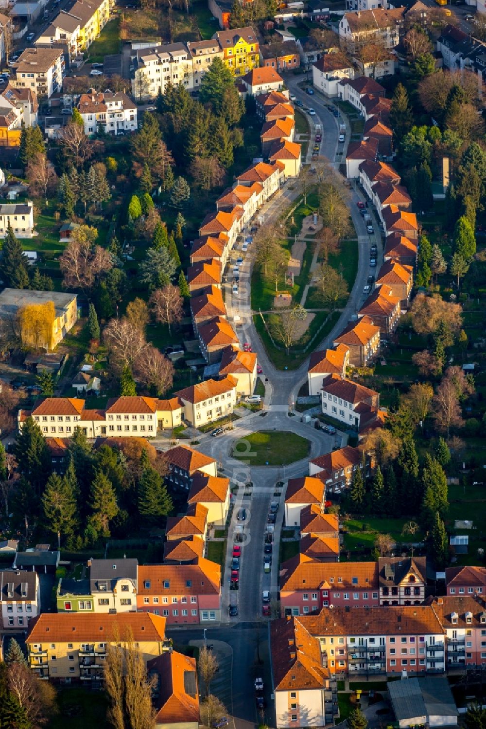 Aerial image Mülheim an der Ruhr - Residential area of a multi-family house settlement Salierstrasse in Muelheim on the Ruhr in the state North Rhine-Westphalia