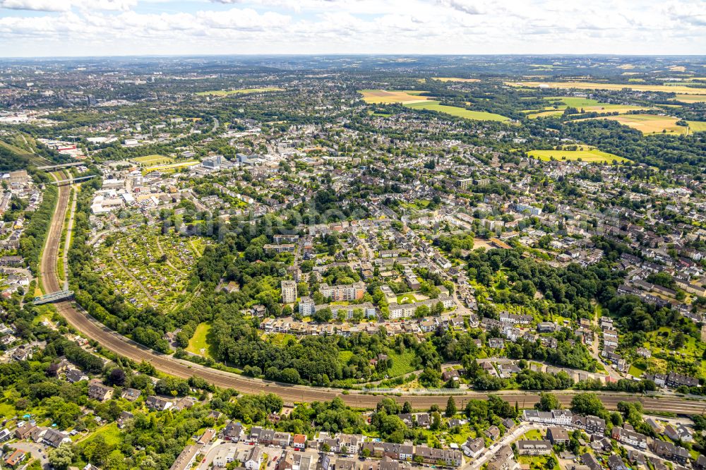 Aerial image Mülheim an der Ruhr - Residential area of the multi-family house settlement in Muelheim on the Ruhr at Ruhrgebiet in the state North Rhine-Westphalia, Germany