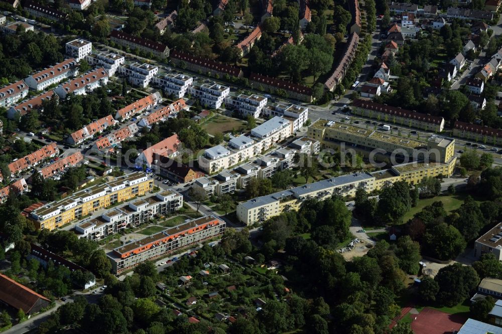 Aerial image München, Berg am Laim - Residential area of a multi-family house settlement Bad-Schachener Strasse Ecke Echardinger Strasse in Muenchen, Berg am Laim in the state Bavaria