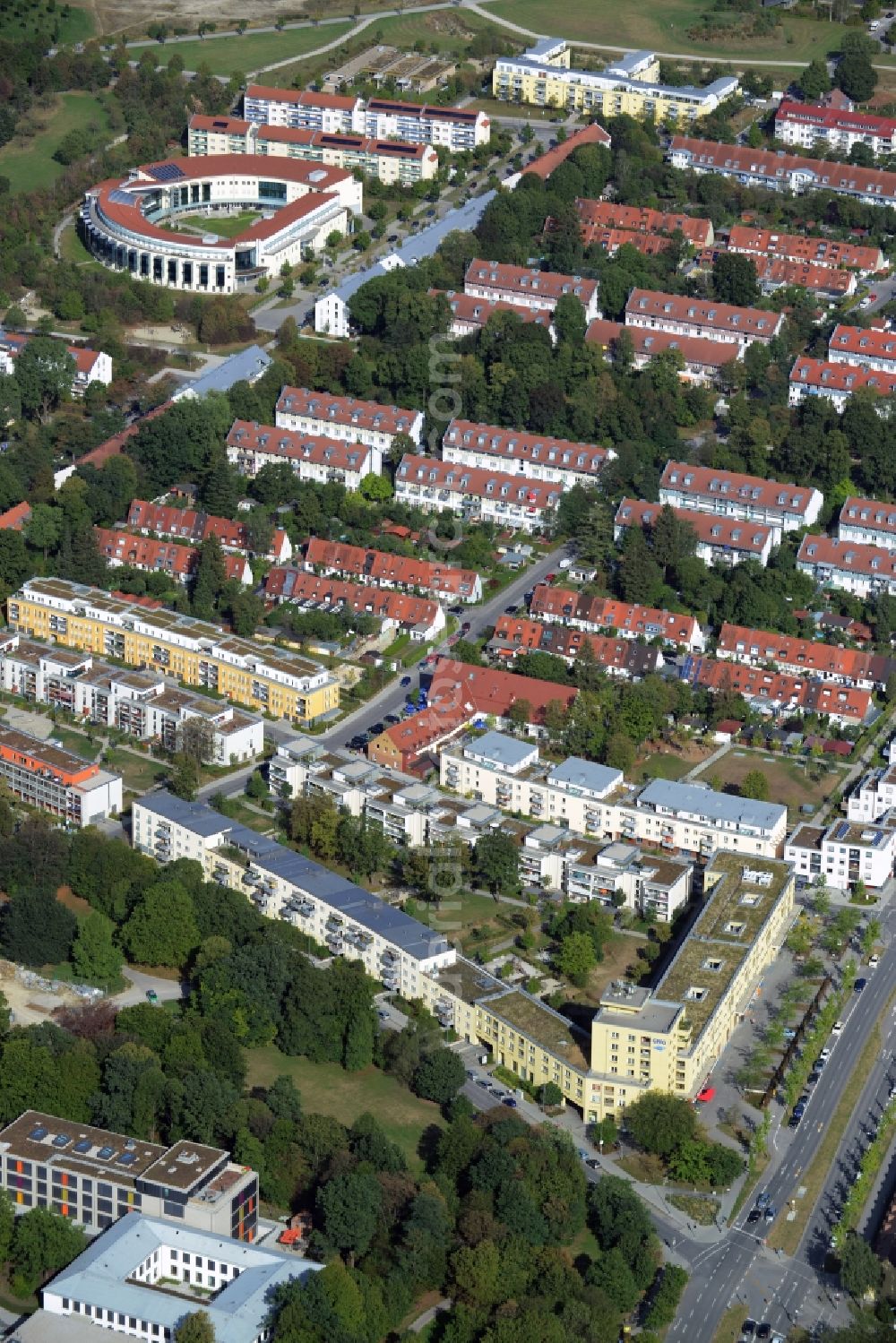 München, Berg am Laim from the bird's eye view: Residential area of a multi-family house settlement Bad-Schachener Strasse Ecke Echardinger Strasse in Muenchen, Berg am Laim in the state Bavaria