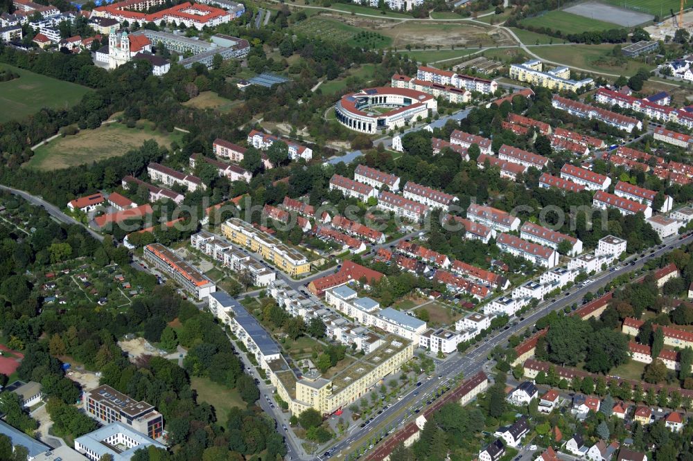 München, Berg am Laim from above - Residential area of a multi-family house settlement Bad-Schachener Strasse Ecke Echardinger Strasse in Muenchen, Berg am Laim in the state Bavaria