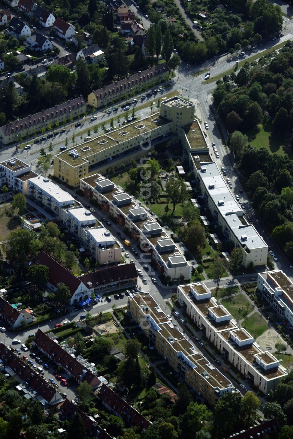 München, Berg am Laim from above - Residential area of a multi-family house settlement Bad-Schachener Strasse Ecke Echardinger Strasse in Muenchen, Berg am Laim in the state Bavaria