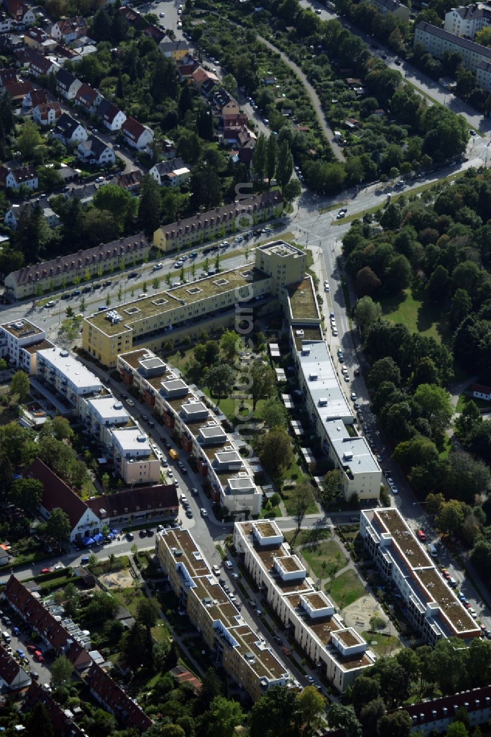 München, Berg am Laim from the bird's eye view: Residential area of a multi-family house settlement Bad-Schachener Strasse Ecke Echardinger Strasse in Muenchen, Berg am Laim in the state Bavaria