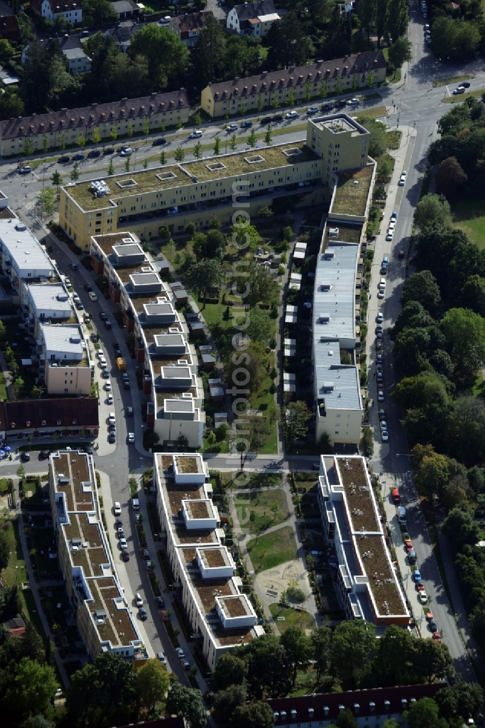 Aerial photograph München, Berg am Laim - Residential area of a multi-family house settlement Bad-Schachener Strasse Ecke Echardinger Strasse in Muenchen, Berg am Laim in the state Bavaria