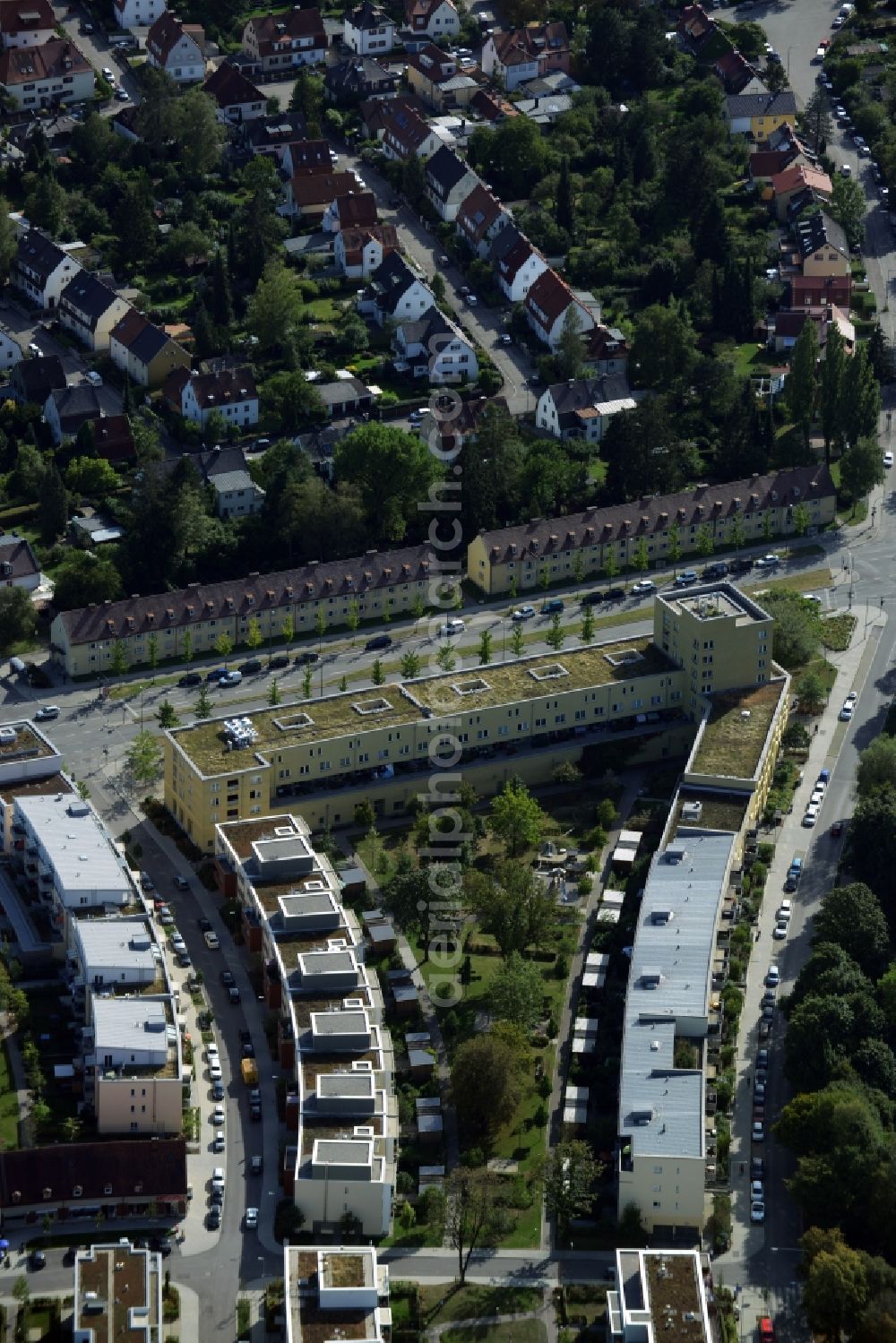 München, Berg am Laim from above - Residential area of a multi-family house settlement Bad-Schachener Strasse Ecke Echardinger Strasse in Muenchen, Berg am Laim in the state Bavaria