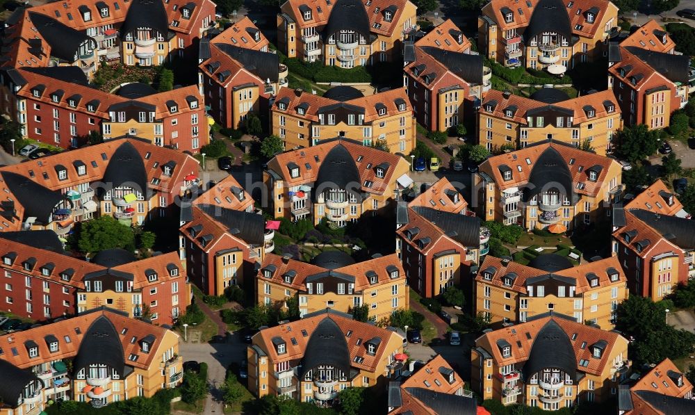 Nauen from the bird's eye view: Residential area of a multi-family house settlement Ernst-Hader-Weg - Dr.-Kron-Weg in Nauen in the state Brandenburg