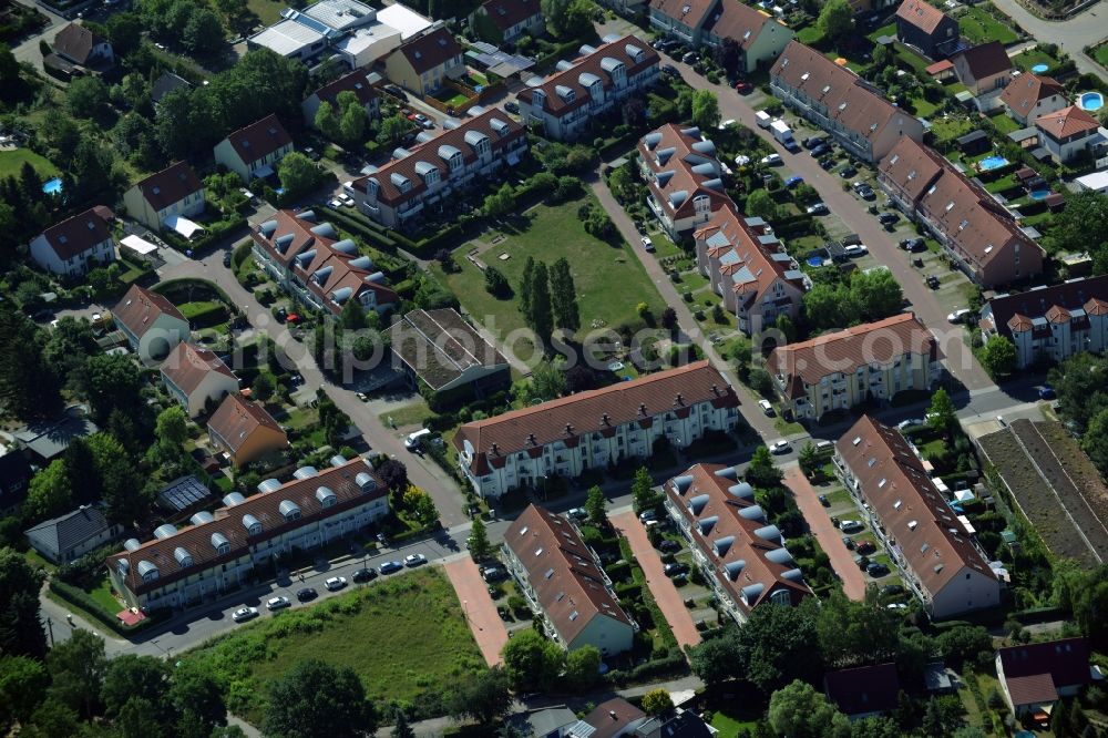 Aerial image Berlin - Residential area of a multi-family house settlement in the Bohnsdorf part of Berlin in Germany. The area consists of several apartment buildings, multi-family houses and residential estates on Fritz-Kuehn-Strasse. Green areas, parks and meadows are sitting amidst the buildings