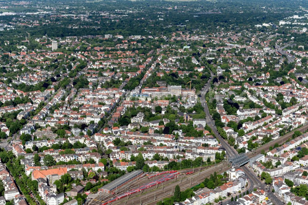 Bremen from the bird's eye view: Residential area of the multi-family house settlement on street Humboldtstrasse in the district Fesenfeld in Bremen, Germany