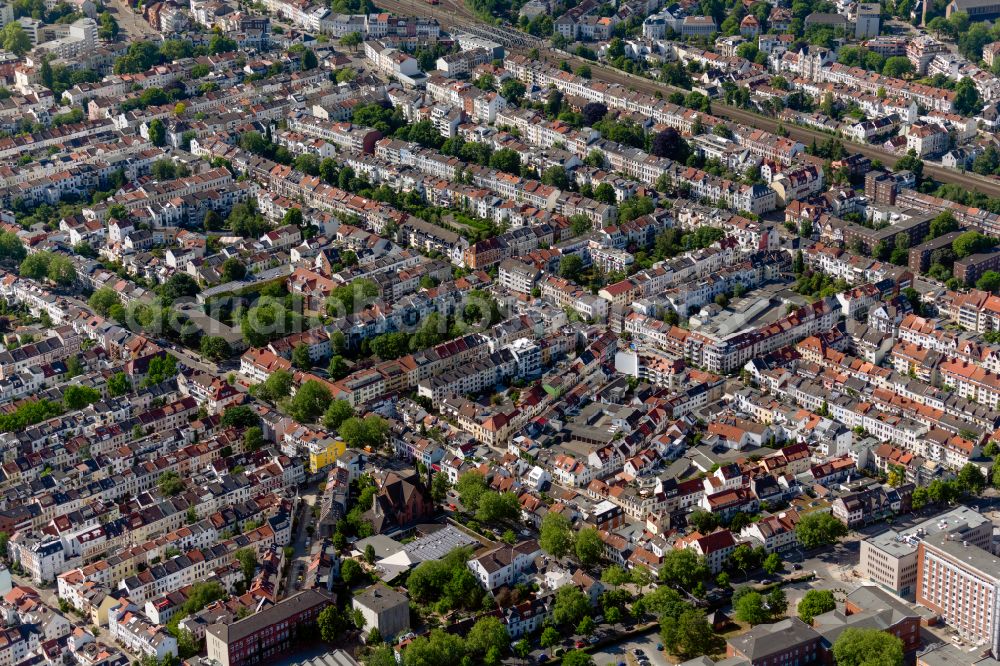 Aerial image Bremen - Residential area of the multi-family house settlement on street Humboldtstrasse in the district Fesenfeld in Bremen, Germany