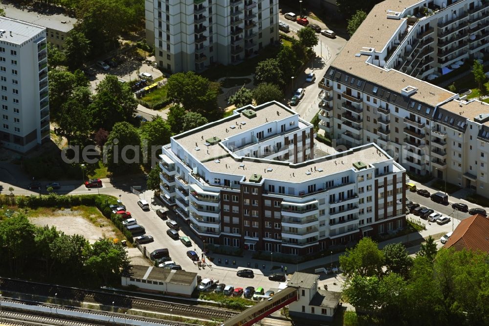 Berlin from the bird's eye view: Residential area of the multi-family house settlement on Rosenfelder Strasse in the district Friedrichsfelde in Berlin, Germany