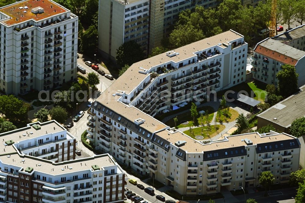 Aerial image Berlin - Residential area of the multi-family house settlement on Rosenfelder Strasse in the district Friedrichsfelde in Berlin, Germany