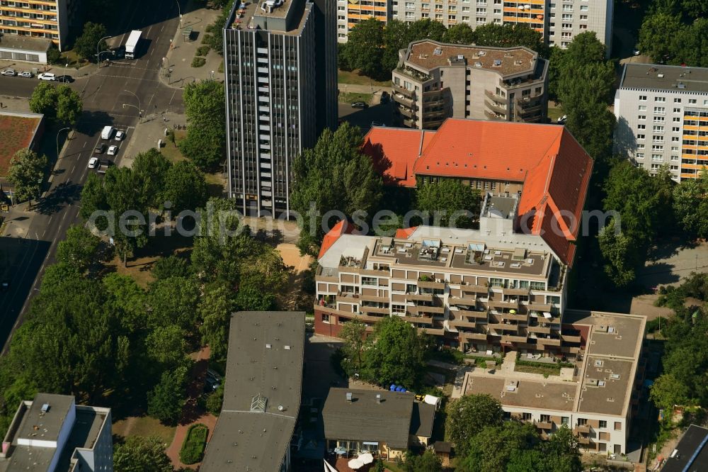 Berlin from the bird's eye view: Residential area of the multi-family house settlement on Andreasstrasse in the district Friedrichshain in Berlin, Germany