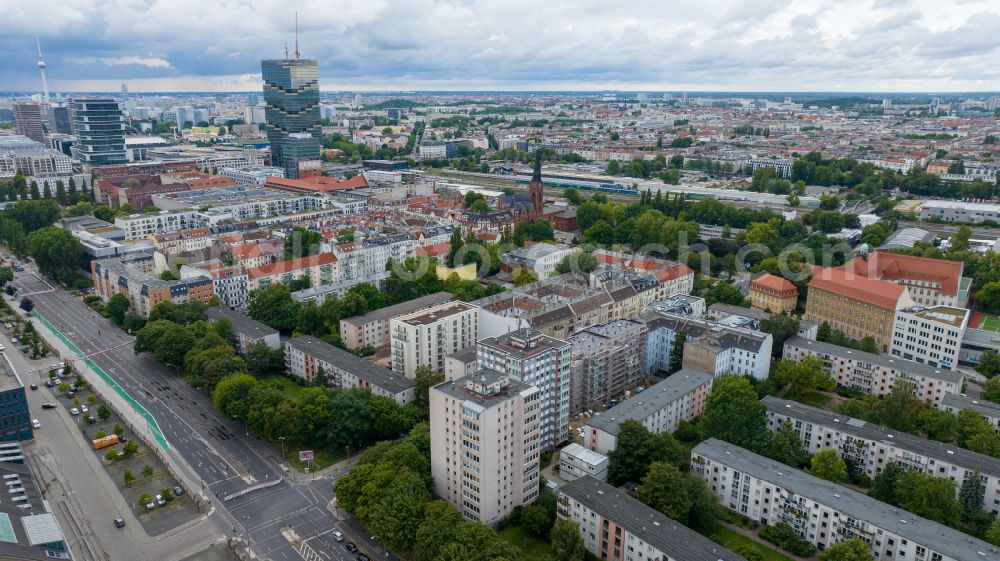 Aerial photograph Berlin - Residential area of the multi-family house settlement on street Modersohnstrasse in the district Friedrichshain in Berlin, Germany