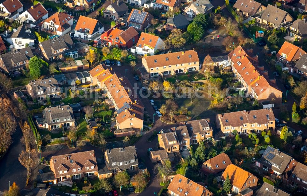 Aerial image Duisburg - Residential area of a multi-family house settlement in the district Huckingen in Duisburg in the state North Rhine-Westphalia