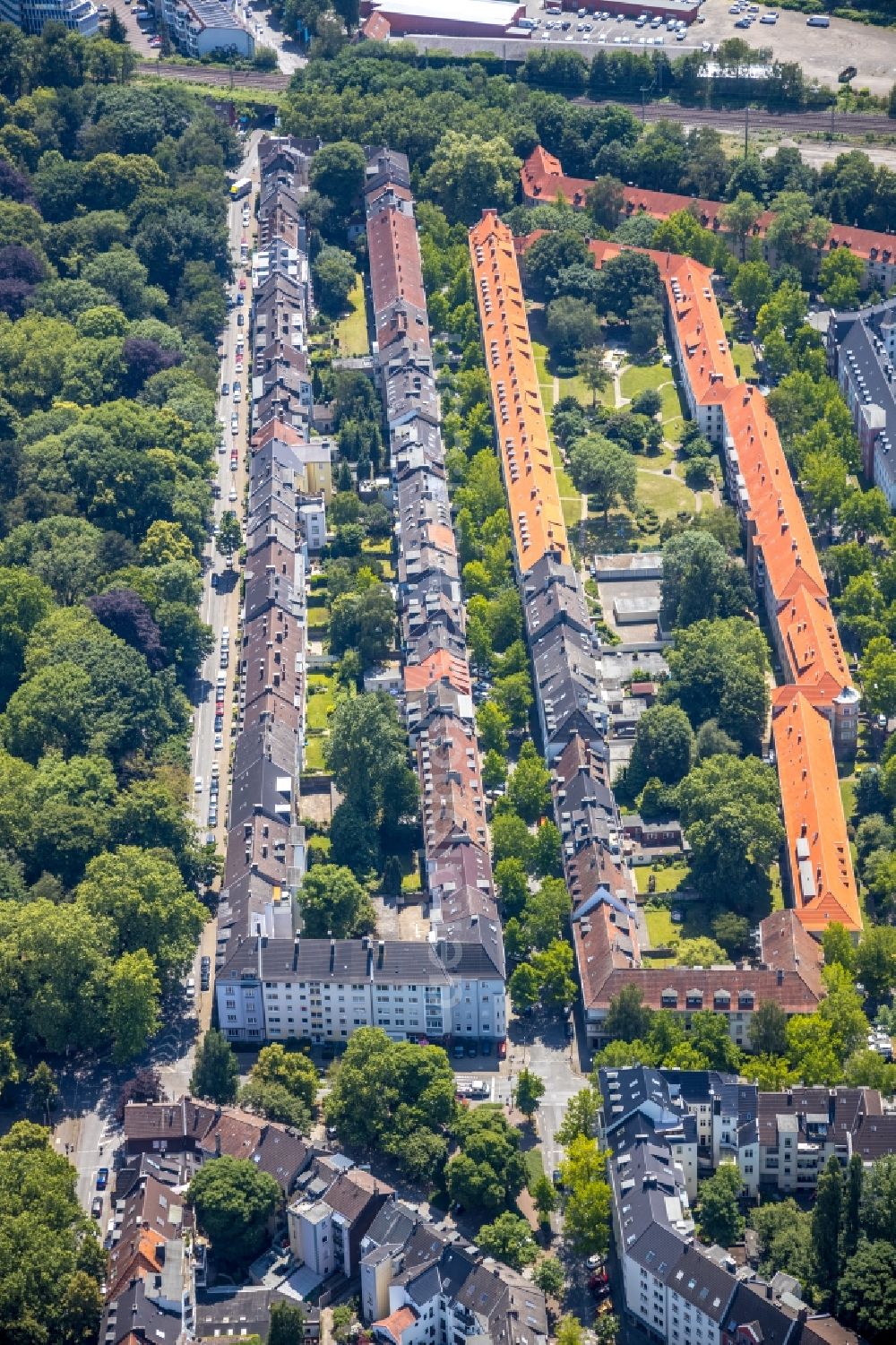 Aerial image Dortmund - Residential area of the multi-family house settlement between the Von-der-Goltz-Strasse and the Im Grubenfeld in the district Kaiserbrunnen in Dortmund in the state North Rhine-Westphalia, Germany