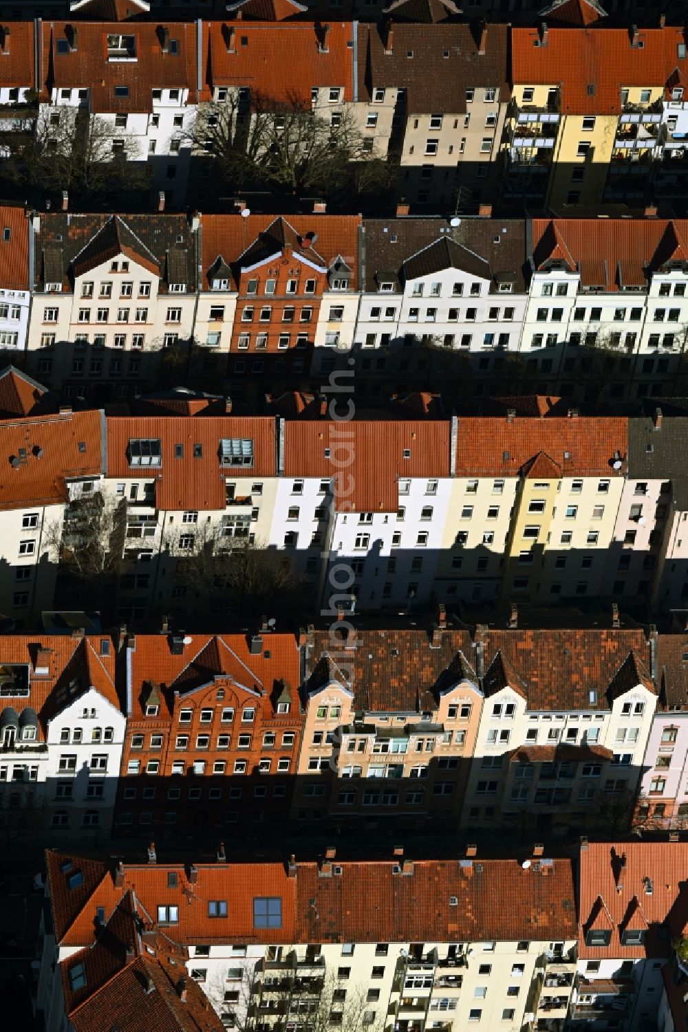 Aerial photograph Hannover - Roof and wall structures in residential area of a multi-family house settlement in the district Linden - Nord in Hannover in the state Lower Saxony, Germany